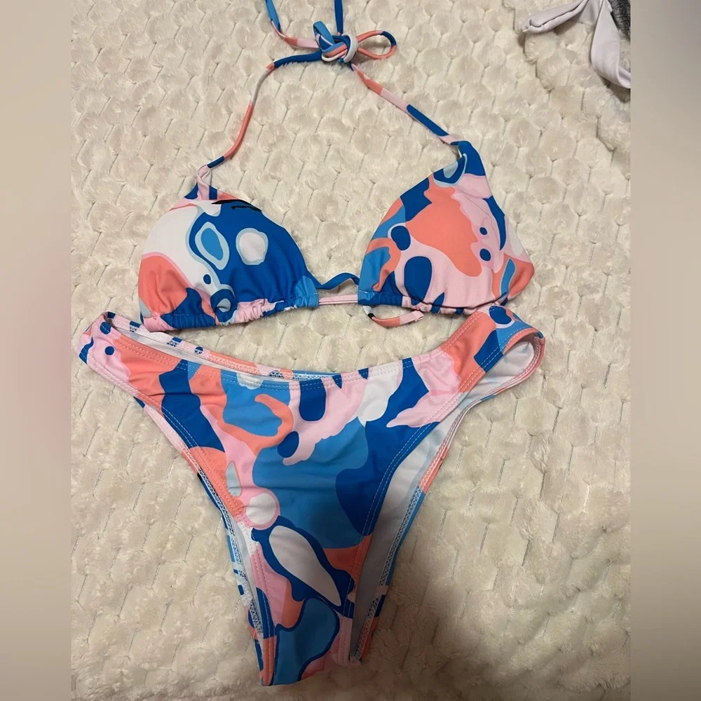 Bikini - Picture 1 of 1